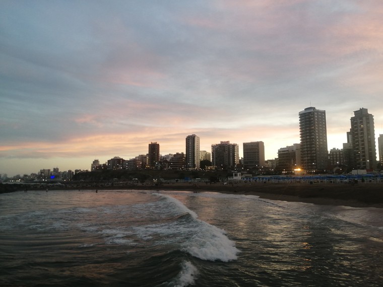 Part menti épületek a naplemetnében, Mar del Plata, Argentina